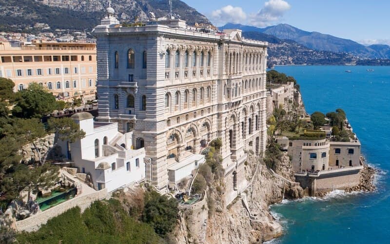 Le Musée océanographique de Monaco, à flanc de falaise au-dessus de la mer