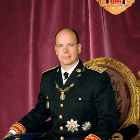 Portrait en uniforme d’apparat, assis dans un fauteuil doré devant une tenture pourpre